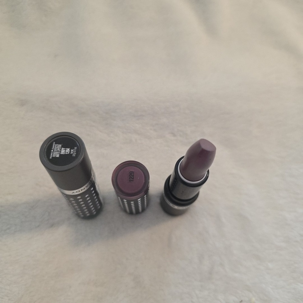 Hard Candy Fierce Effects Matte Lipstick 2pc Lot - Envy 1264 & Purple Reign 1229 - Picture 3 of 4